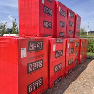 Піддони газоблоку GAZOBETO від Ковальської у червоній плівці, на етикетці блок 600х100х200 C2,5 F50