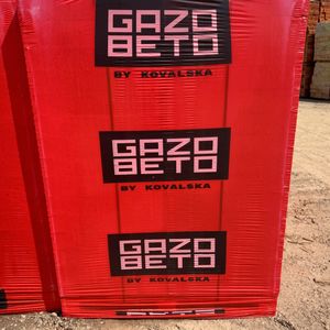 Пакування газоблоку Ковальської зблизька: червона плівка з логотипом GAZOBETO by Kovalska