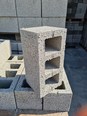 Шлакоблок повний з порожнинами, вигляд збоку, будівельний майданчик